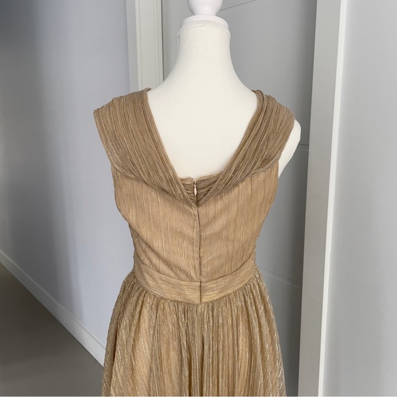 Elegant Gold Sleeveless Dress - Picture 4 of 4